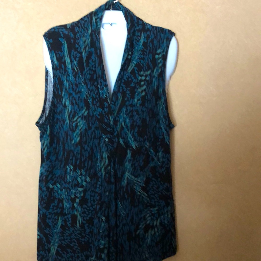 212 Collection. Lovely detailed top